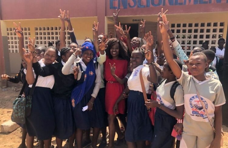 Une mission de sensibilisation dans le collège ivoirien Galileo en février 2020. Kakpotia est au centre, en rouge. © Les Orchidées rouges