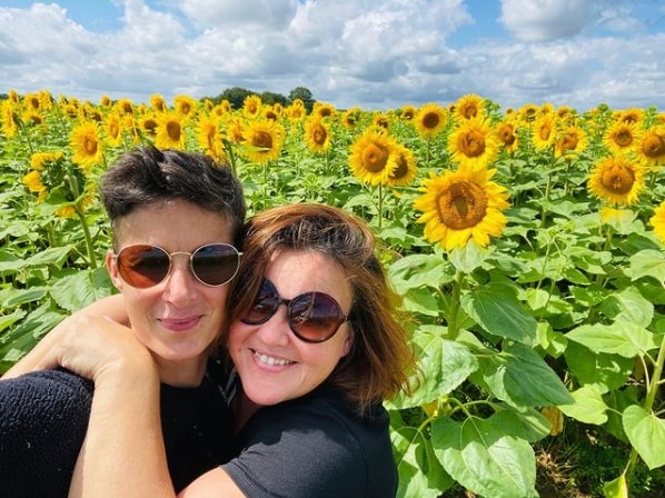 Sandra et Cynthia, devant un champ de tournesols. © Village aux dames