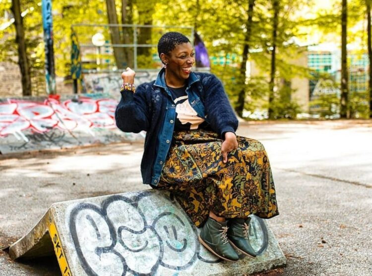 Marianne, assise dans un skate-park