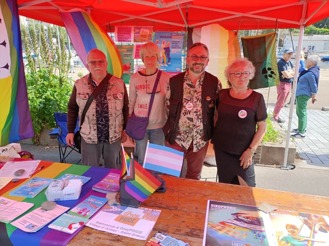 Claude Perquin et des membres de GreyPride Saint-Brieuc, à la marche des fiertés de Morlaix en 2023.