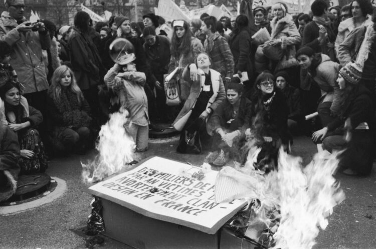 Manifestation féministe pour la dépénalisation de l'avortement, le 20 novembre 1971 à Paris. 