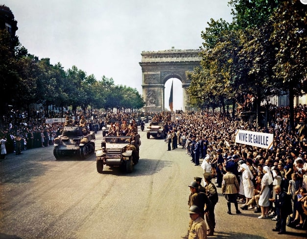 La Nueve ouvre le défilé de la victoire dans les rues de Paris. © (DR)