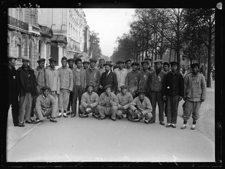 En haut : Groupe de travailleurs chinois en octobre 1916.