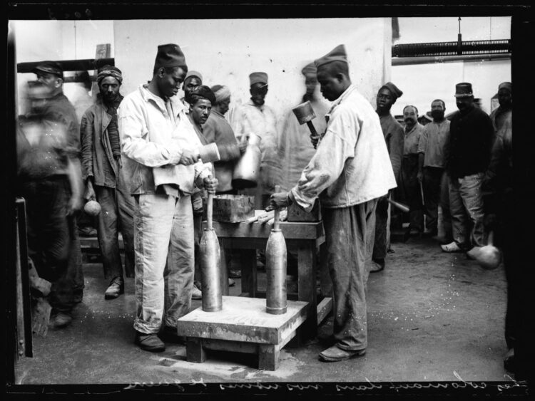 Des ouvriers sénégalais chargeant des obus dans une manufacture lyonnaise en septembre 1916.