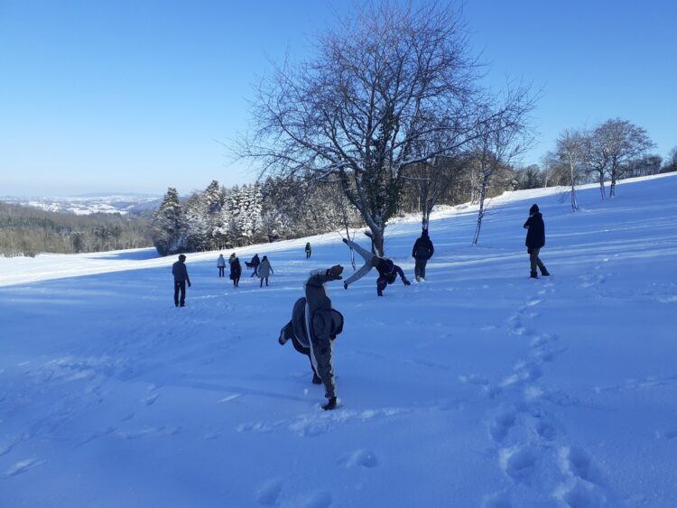 Des jeunes accompagnés par SOLMIRÉ lors d'une sortie à la montagne.