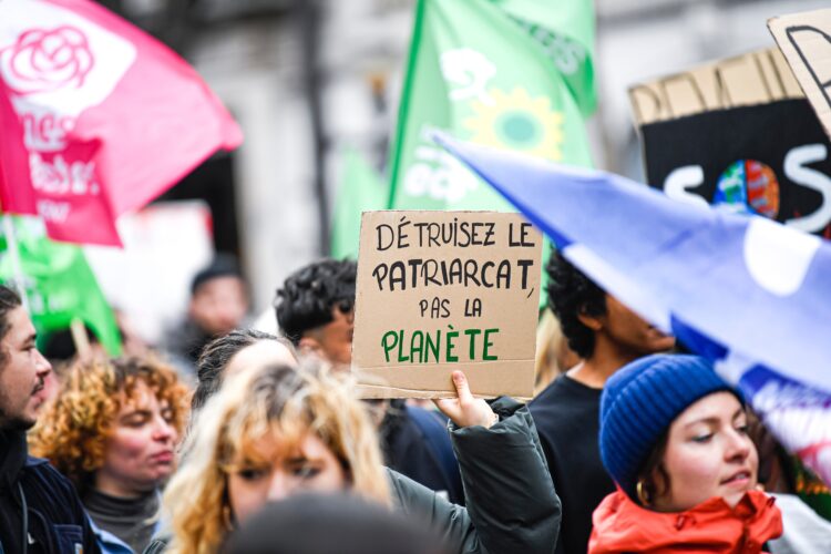 Une pancarte "Détruisez le patriarcat, pas la planète", lors d'une manifestation pour le climat le 10 mars 2023 à Paris.