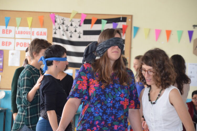 Atelier de co-guidage dans la danse, au festival As Queer As Folk.