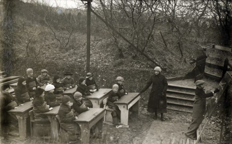 Une école en plein air pour lutter contre la tuberculose, aux Pays-Bas en 1918.