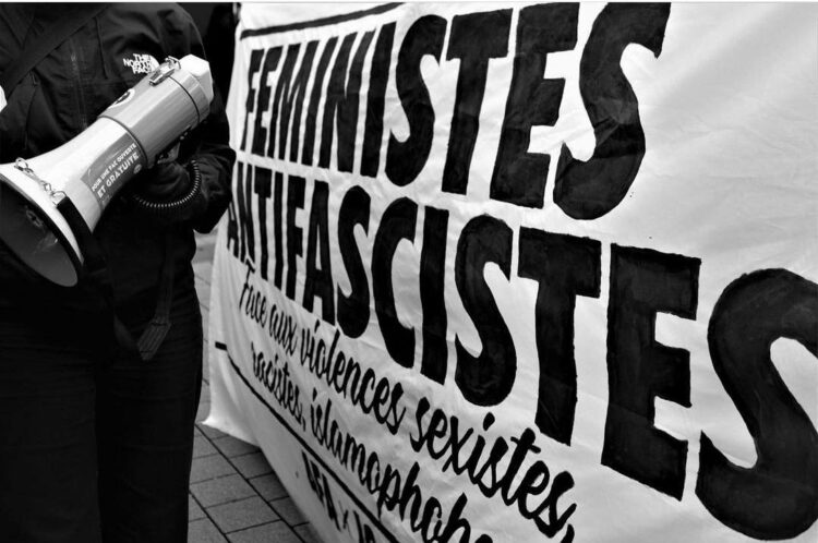 Banderole "Féministes antifascistes. Face aux violences sexistes, racistes, islamophobes.", déployée à Strasbourg lors du 25 novembre.