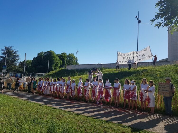 Manifestation pour réclamer le droit d'asile d'une famille dont la mère et la fille risquent l'excision, à Besançon en 2022.