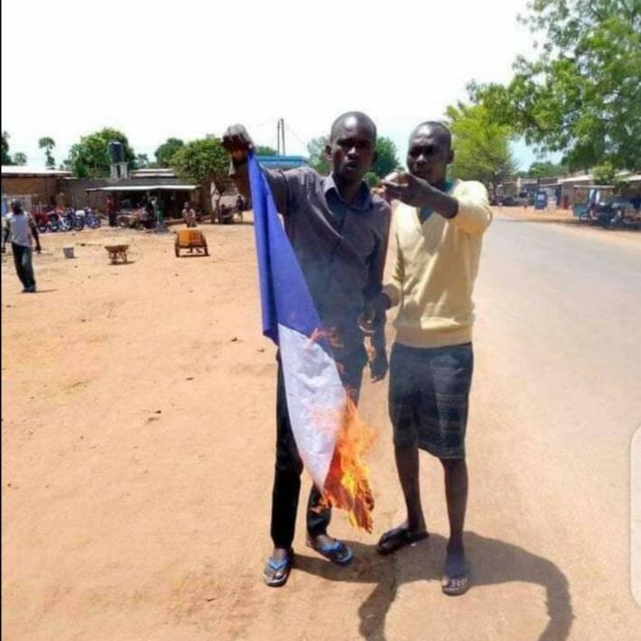  Des manifestants tchadiens brûlent un drapeau français lors de manifestations contre la Françafrique en avril 2021. 