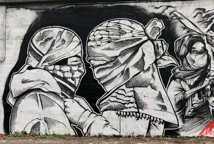 Fresque réalisée en 2021 en soutien à la Palestine, par le collectif Black Lines, et pour laquelle les artistes ont été convoqués au commissariat. 