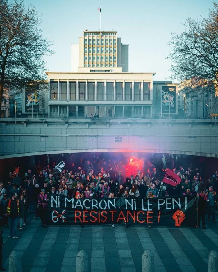 À Brest, devant l'Hôtel de ville, une banderole "Ni Macron, Ni Le Pen. Résistance" est déployée à l'occasion d'une manifestation contre la réforme des retraites 2023.