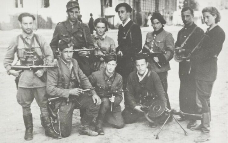 Le groupe résistant juif-lituanien "Les Avengers" en juillet 1944.