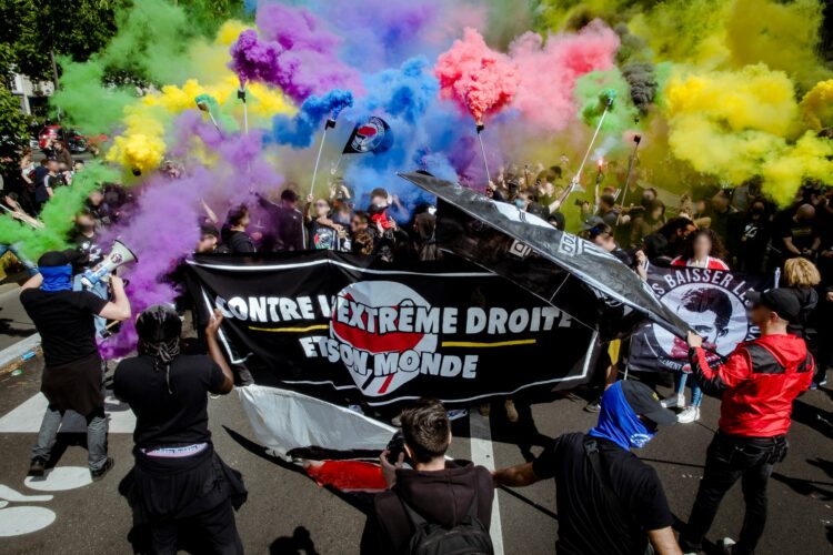 Banderole "Contre l'extrême droite et son monde" dans une manifestation.