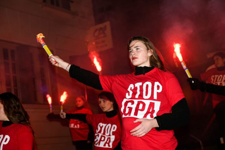 Des jeunes filles anti-Gestation pour autrui (GPA) lors d'une manifestation organisée par La Manif pour tous à Paris en 2022.