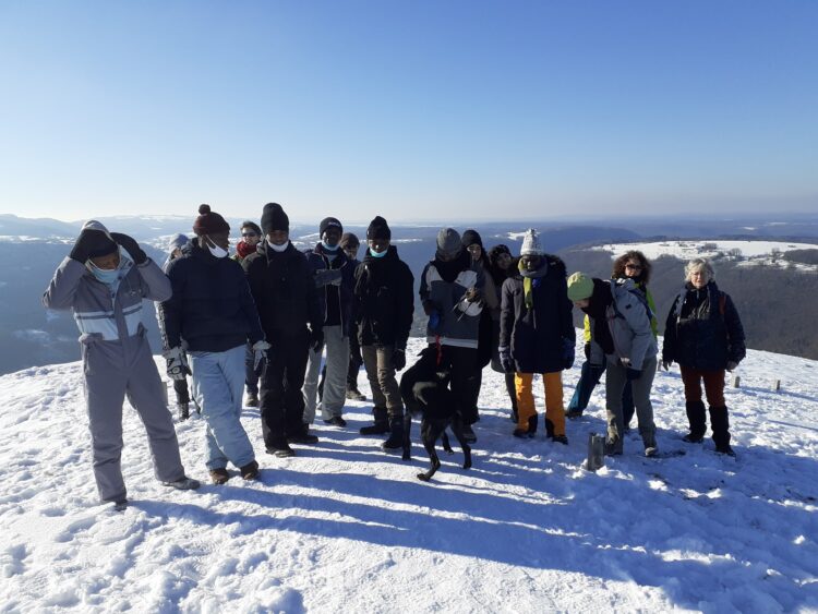 Des jeunes accompagnés par SOLMIRÉ lors d'une sortie à la montagne.