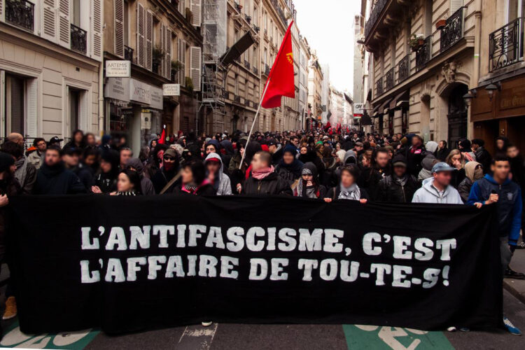 Banderole "L'antifascisme, c'est l'affaire de tout-es" déployée dans une manifestation.