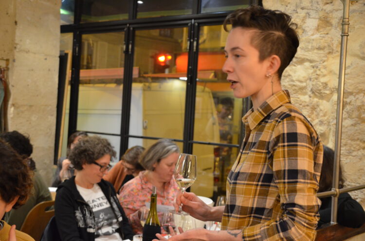 Delphine Aslan, en plein atelier dégustation de vins.