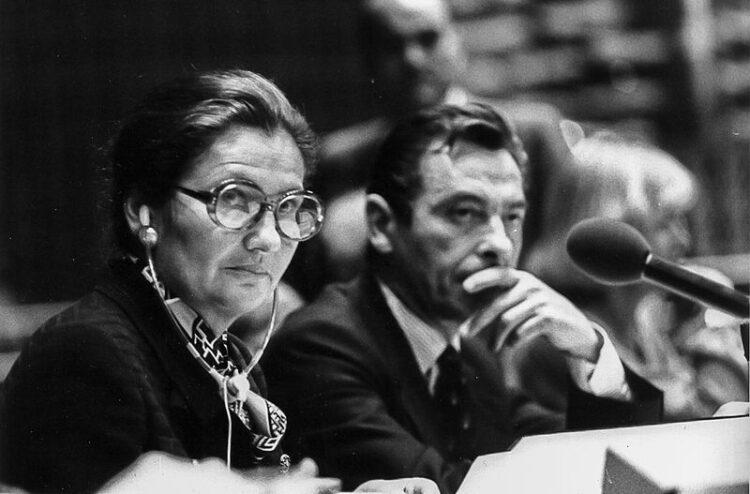 Simone Veil préside une séance du Parlement européen à Strasbourg le 12 octobre 1979.