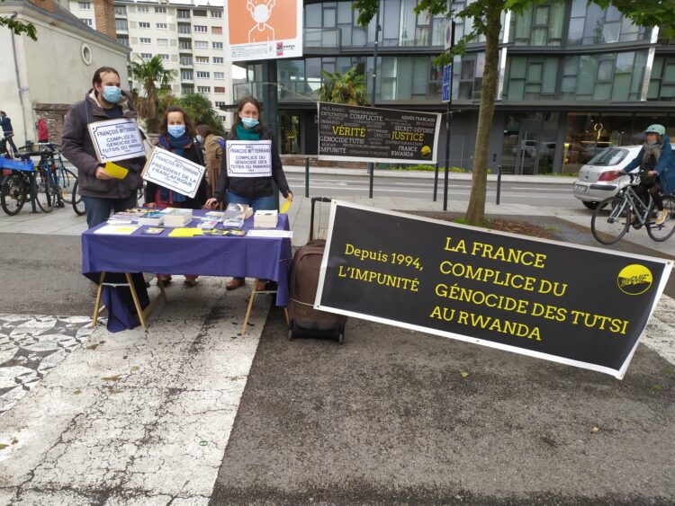  Des militant-es de Survie manifestent à Rennes en 2021. 