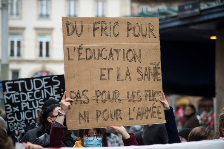 Une pancarte "Du fric pour l'éducation et la santé, pas pour les flics ni pour l'armée", brandie lors d'une manifestation à Strasbourg en février 2021.