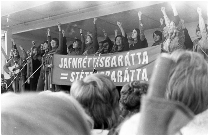 Des manifestantes membres de RedStocking, le comité organisateur de la grève, brandissant une banderole : « Lutte pour l’égalité = lutte des classes ».