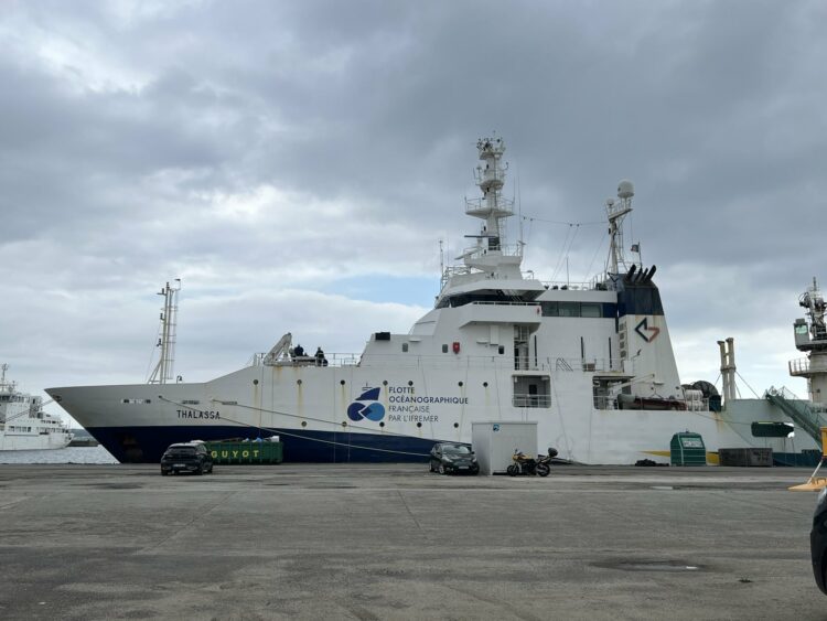 Le Thalassa, l'un des bateaux appartenant à Genavir, amarré à Brest en avril 2025. 