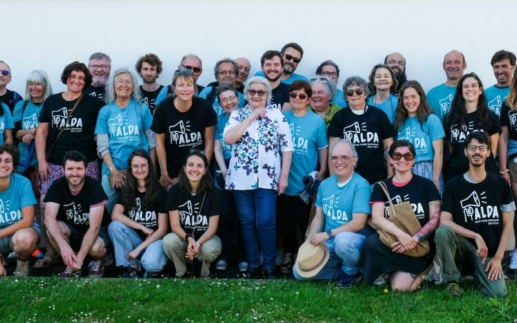 Les membres d'ALDA, lors d'une action à Ciboure en juillet 2024 pour empêcher le délogement illégal d'une locataire. 