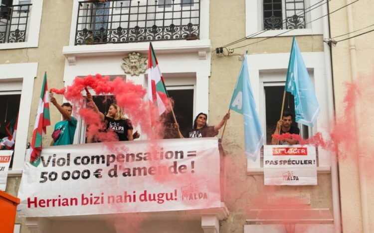 Les membres d'ALDA lors d'une action à Biarritz en juin 2023 pour dénoncer une location illégale de meublé de tourisme. © ALDA