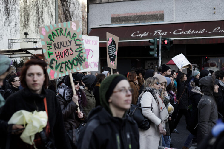 Manifestation à Berlin en 2019. La pancarte dit : "Le patriarcat fait du mal à tout le monde." © Ricky Of The World