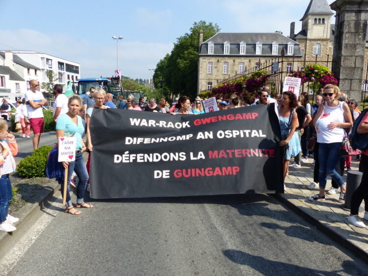 Manifestation pour la sauvegarde de la maternité de Guingamp.