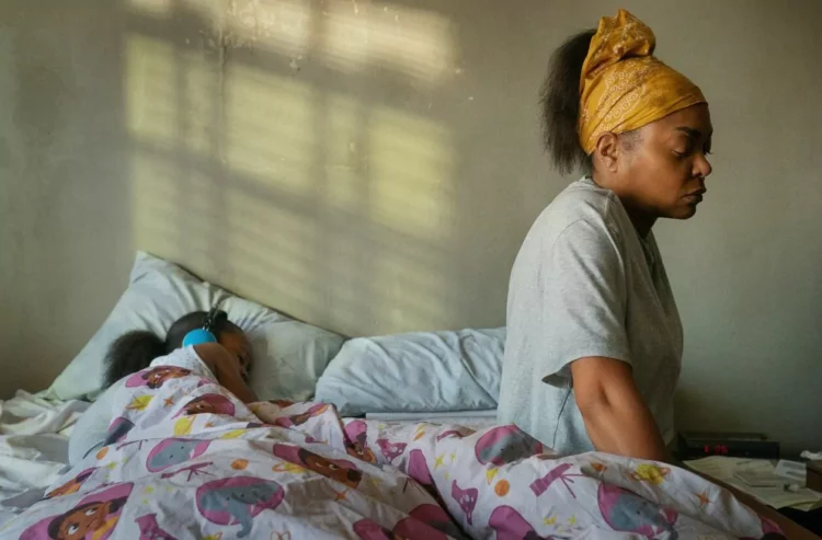 Image extraite du film "À bout", sur le quotidien d'une mère célibataire en galère, disponible sur Netflix depuis juin 2025 © Netflix