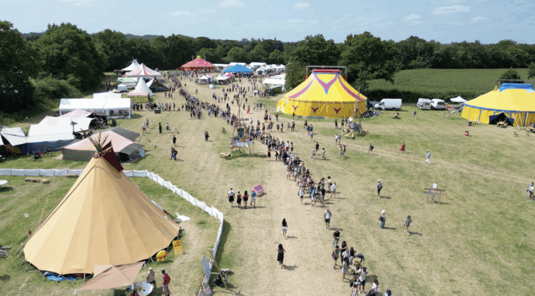 Lors du festival "Les Résistantes" qui s'est tenu en août dernier en Normandie, et durant lequel Lisbeth tenait un stand, des membres de collectifs anti-racistes tels que le COAADEP ont lancé un pavé dans la mare sur le racisme dans les milieux écolo. © Terres de luttes