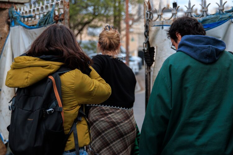 Utopia 56 arrive sur un lieu de vie de personnes migrantes © Félix Vanderdonckt