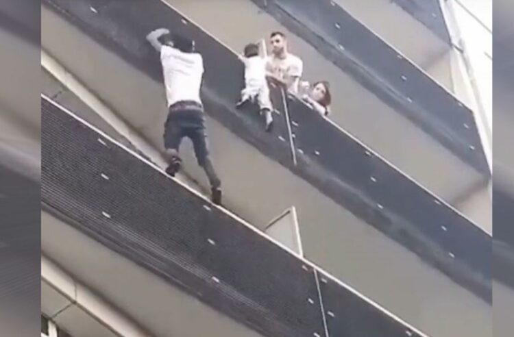 Mamoudou Gassama avait escaladé un immeuble parisien en 2018 pour porter secours à un enfant. Il avait ensuite été reçu à l'Élysée où Emmanuel Macron lui avait assuré de sa régularisation. 