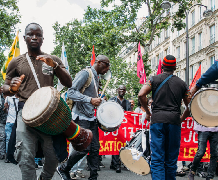 Manifestation de sans-papiers à Paris en juin 2018. © Alexandre Rotenberg / Shutterstock