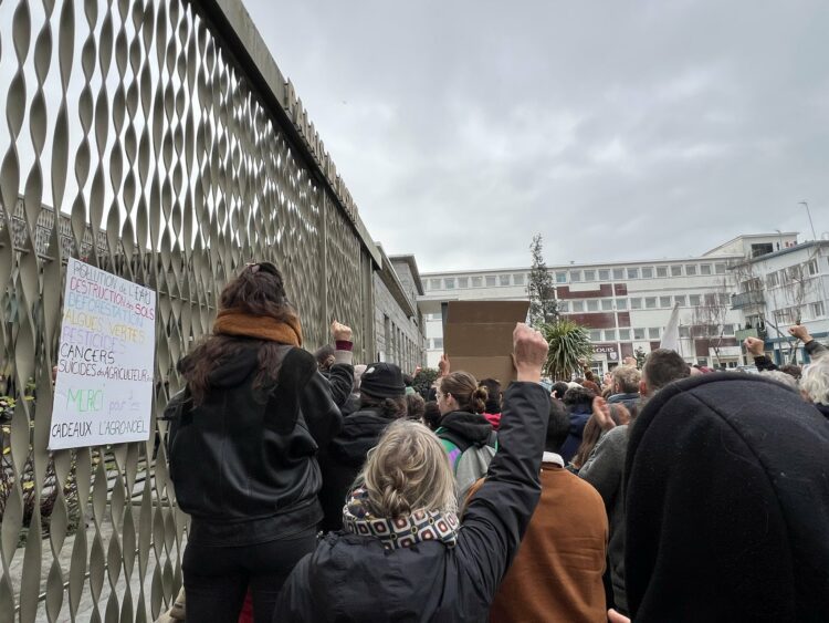 Devant le tribunal de Lorient, la foule est rassemblée pour soutenir les militant-es inculpé-es. © Sarah Andres