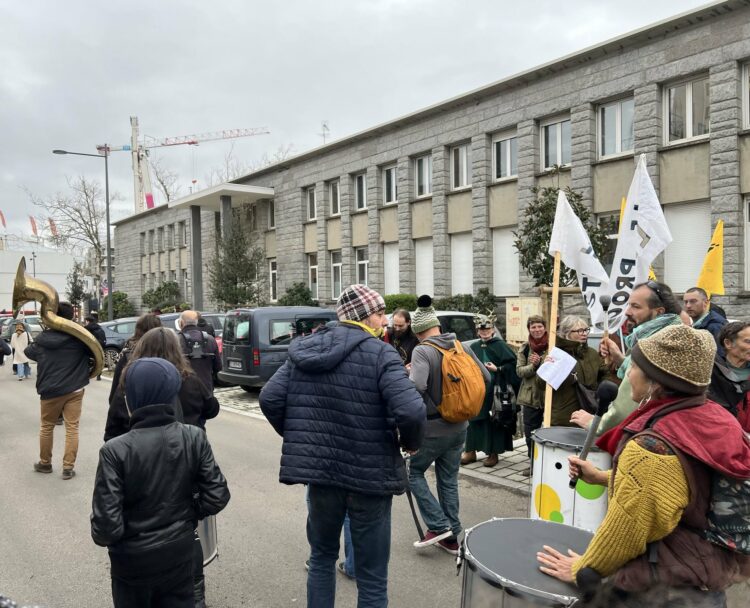 La fanfare au départ du tribunal de Lorient, qui rejoint le quai de Rohan où une cantine militante attend les manifestant-es. © Sarah Andres