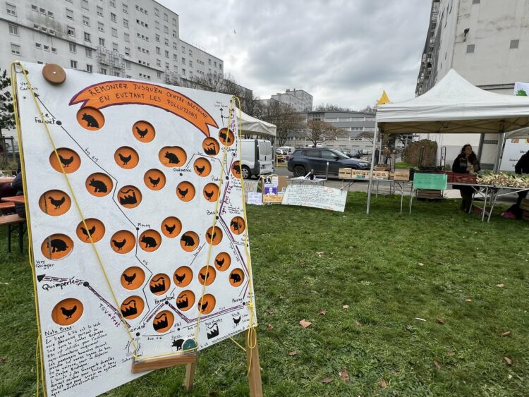 Au quai de Rohan à Lorient, un village associatif s'est installé le jour du procès. Ici, un panneau indiquant : "Remontez jusqu'en centre-Bretagne en évitant les pollutions". © Sarah Andres