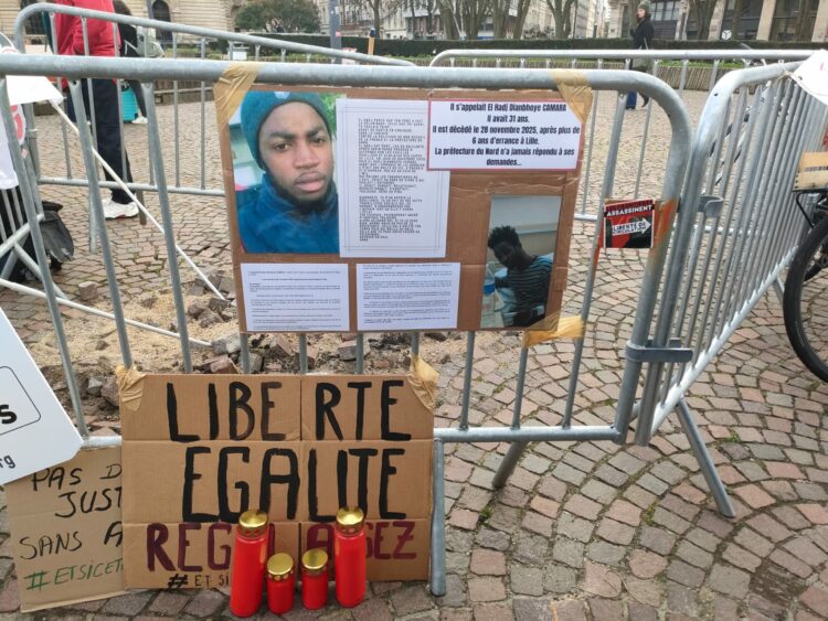 Des pancartes disposées lors d'une des manifestations de décembre 2025 à Lille. Un panneau met en avant les photos et l"histoire d'un jeune homme de 31 ans, décédé le 28 novembre dernier après plus de six années d'errance à Lille. © Katy M