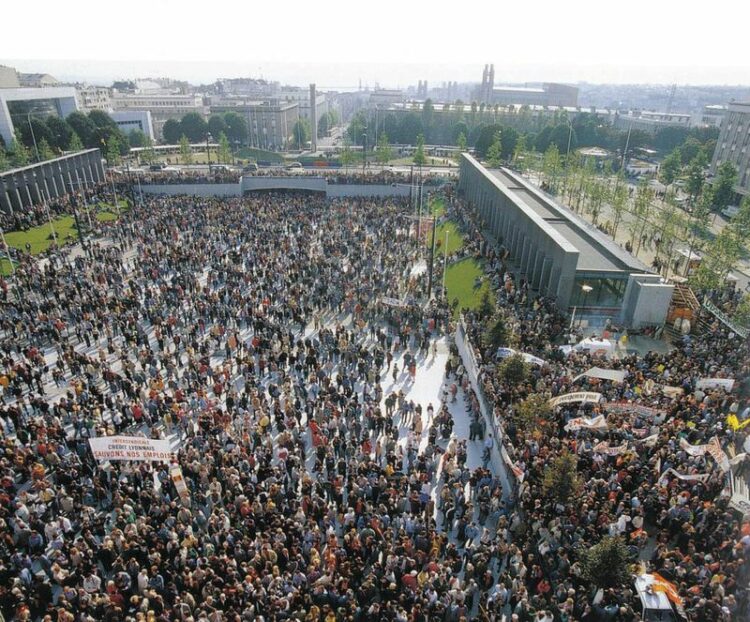En 1996, une série de manifestations eu lieu à Brest ayant pour slogan « Brest debout, construis ton avenir » © Wiki-Brest