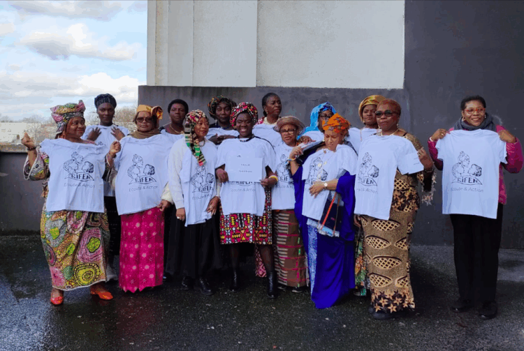 Les adhérentes du RIFEN en préparation de l'exposition consacrée au protocole de Maputo. © Katy M. / Lisbeth