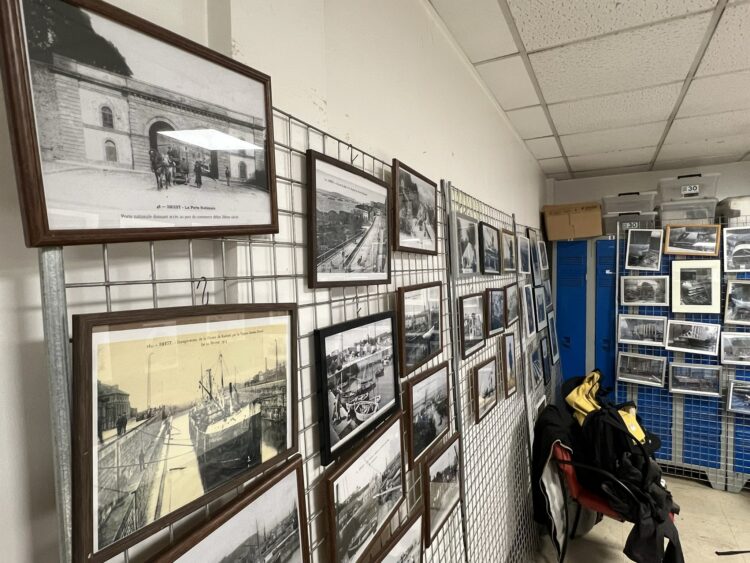 De nombreuses photos liées à l'histoire de l'arsenal et de la vie ouvrière brestoise sont réunies dans l'une des salles du local associatif. Les bénévoles de cette commission collectent aussi des témoignages audios. © Sarah Andres / Lisbeth