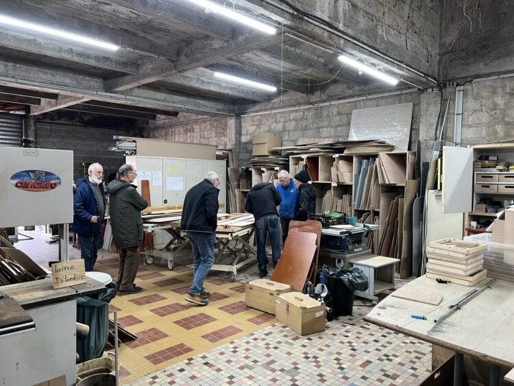 En haut : Le jour de notre venue, des jeunes "décrocheurs" suivent une formation en tôlerie. En bas : Le jour de notre venue à la Caisse à clous, les bénévoles de la commission menuiserie encadrent les résident-es d'un Ehpad pour un atelier. © Sarah Andres / Lisbeth