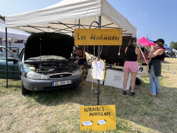 Le stand des Déculassé-es lors du festival Les Résistantes, en Normandie en août 2025. © Sarah Andres / Lisbeth