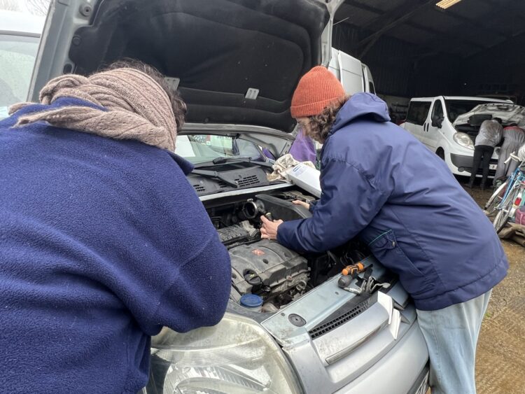 Atelier vidange dans le Finistère, avec la Dérouillée. © Sarah Andres / Lisbeth