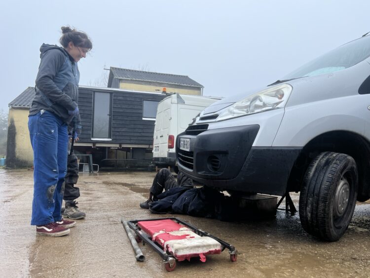 Lors de l'atelier vidange organisé par la Dérouillée, sur la presqu'île de Crozon. © Sarah Andres / Lisbeth