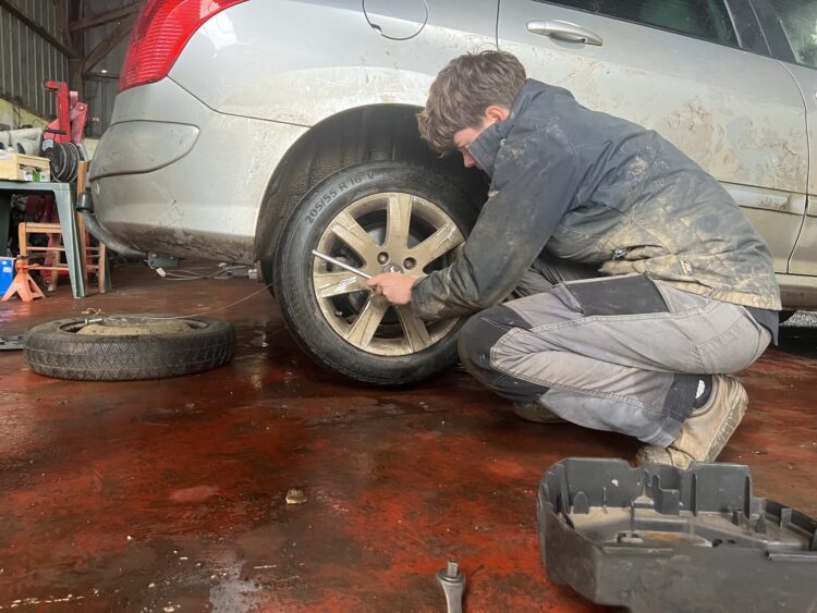 Atelier vidange dans le Finistère, avec la Dérouillée. © Sarah Andres / Lisbeth