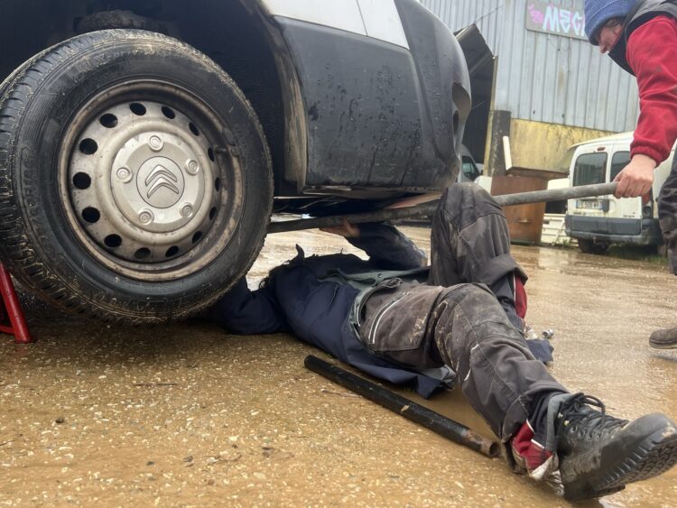 En février dernier, lors de l'atelier vidange organisé par la Dérouillée, sur la presqu'île de Crozon. © Sarah Andres / Lisbeth